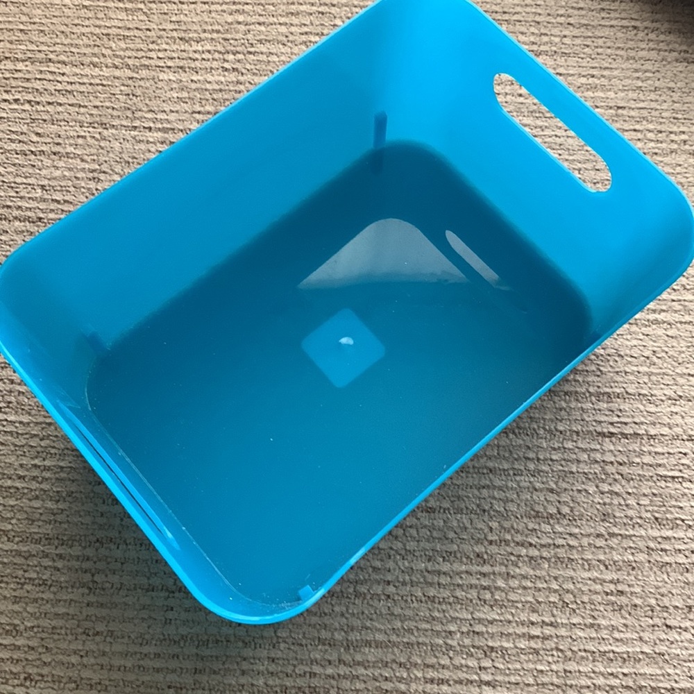 Plastic storage bin